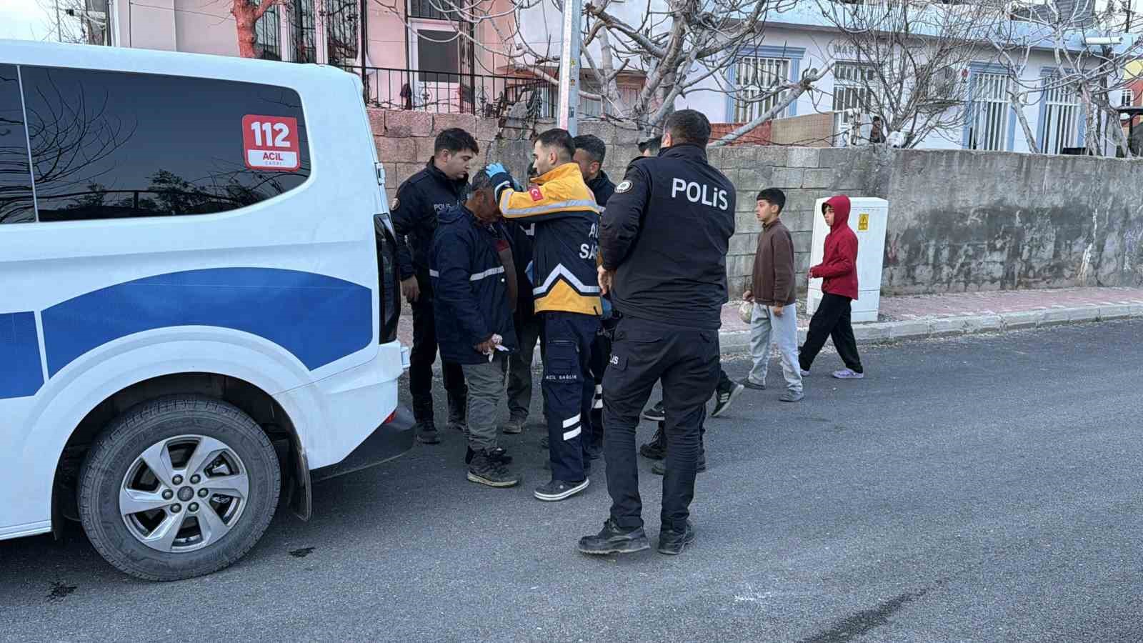 İki aile arasında taşlı sopalı kavga: 2 yaralı, 10 g&ouml;zaltı
