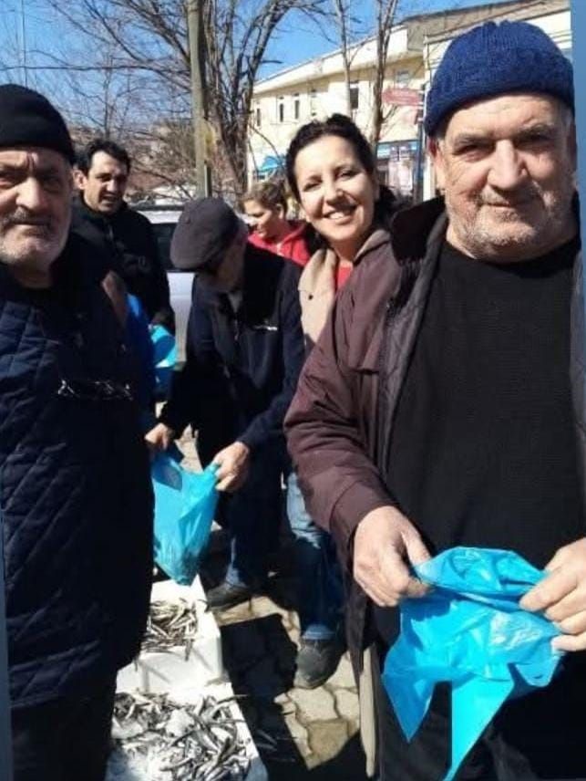 Edirne&rsquo;de 350 kilogram hamsi dağıtıldı
