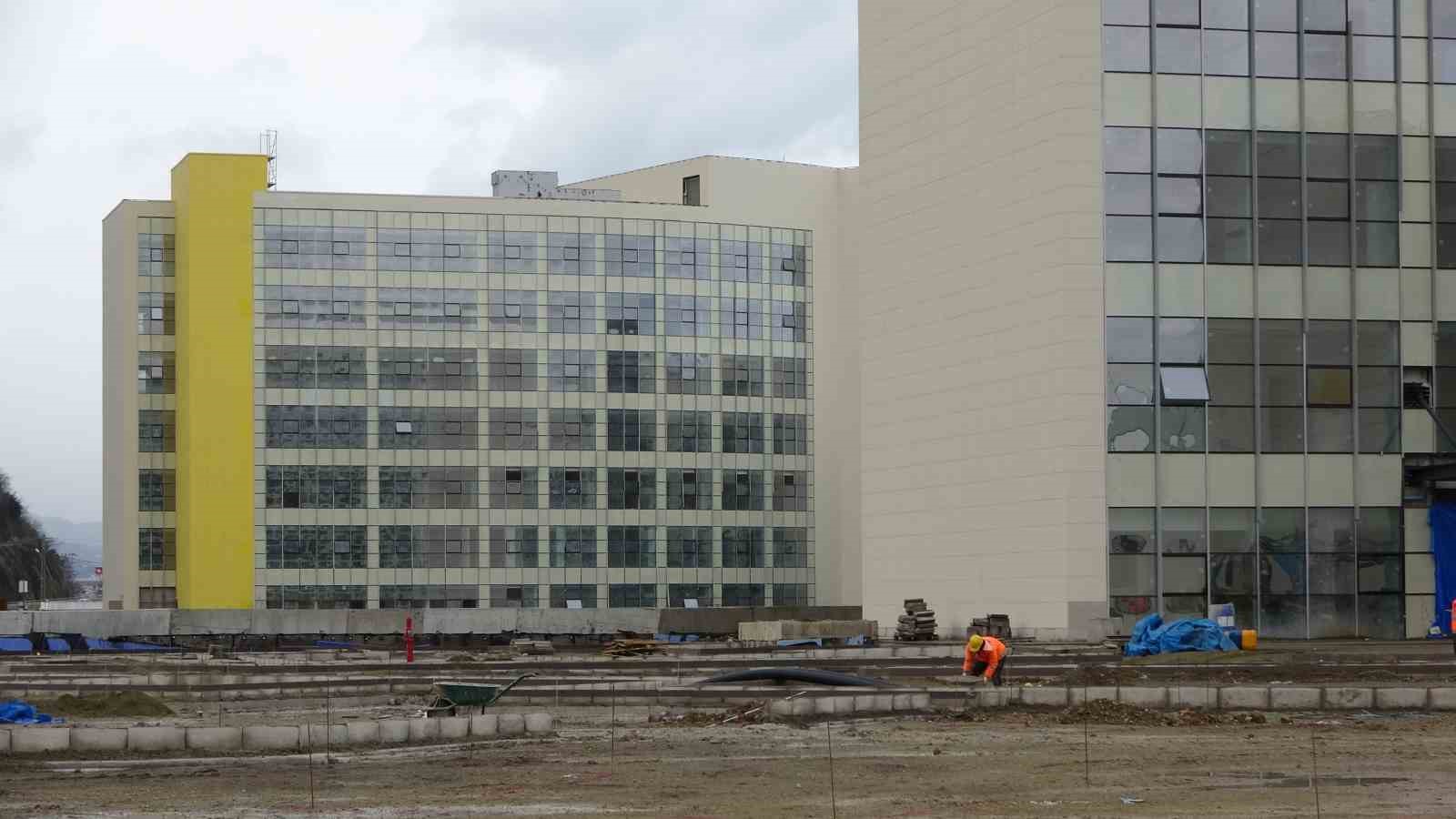 Bakan Uraloğlu: "Trabzon Şehir Hastanesi&rsquo;nde herhangi bir risk &ouml;ng&ouml;r&uuml;s&uuml; yok"
