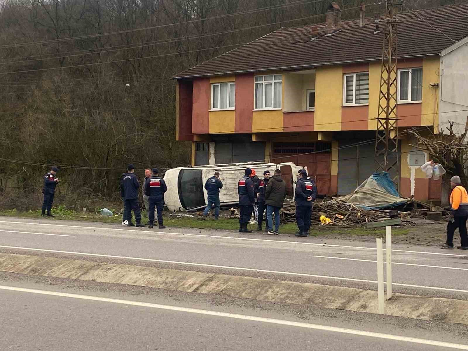 Zonguldak’ta minibüs devrildi, 4 yaralı