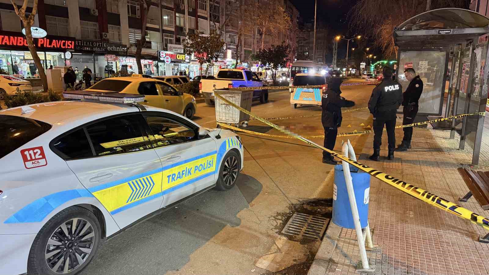 Otobüs beklerken husumetlisi tarafından tabancayla vuruldu