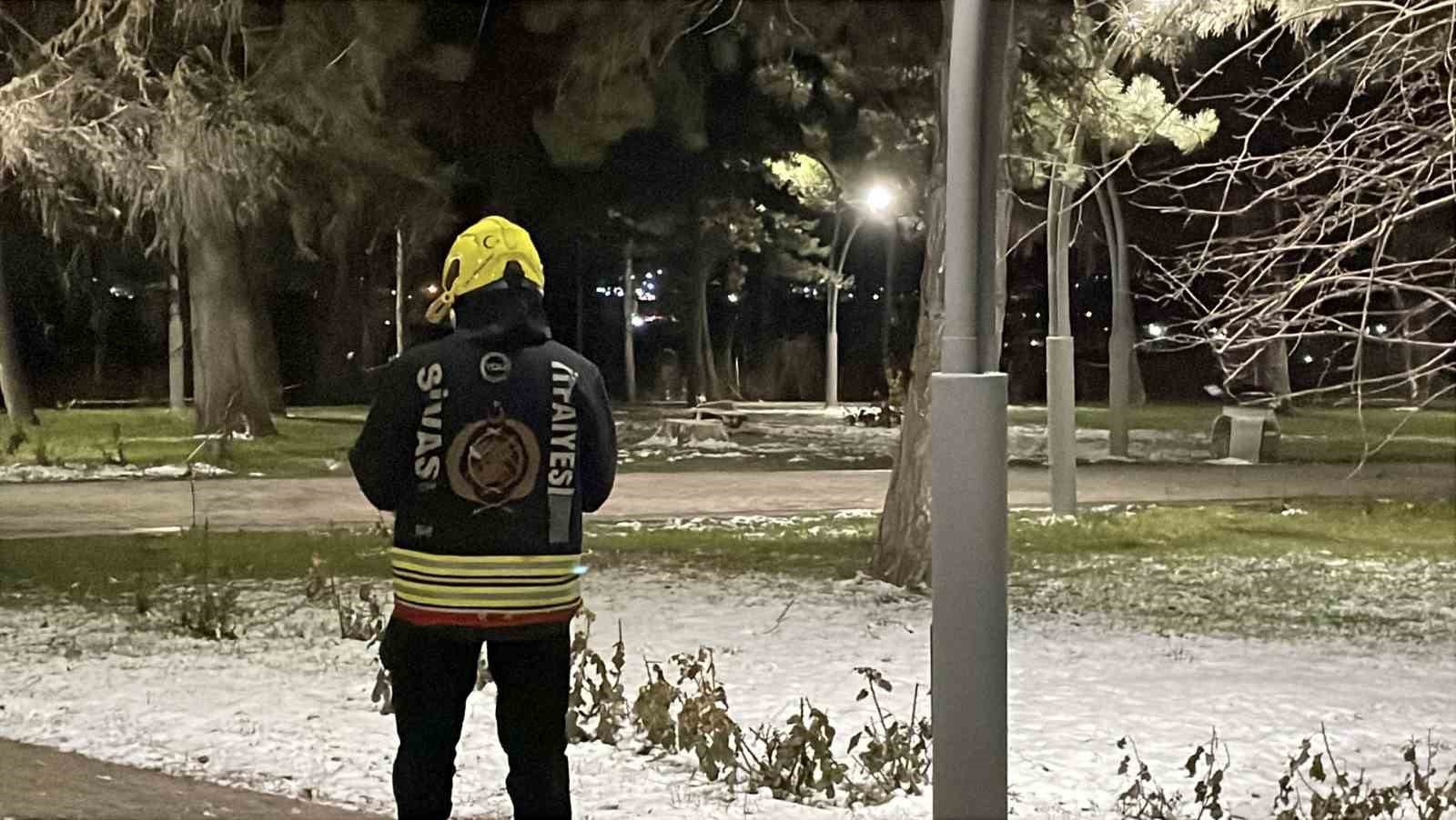 Patlamayan iftar topu paniğe neden oldu: Ses bombası kontroll&uuml; olarak patlatıldı
