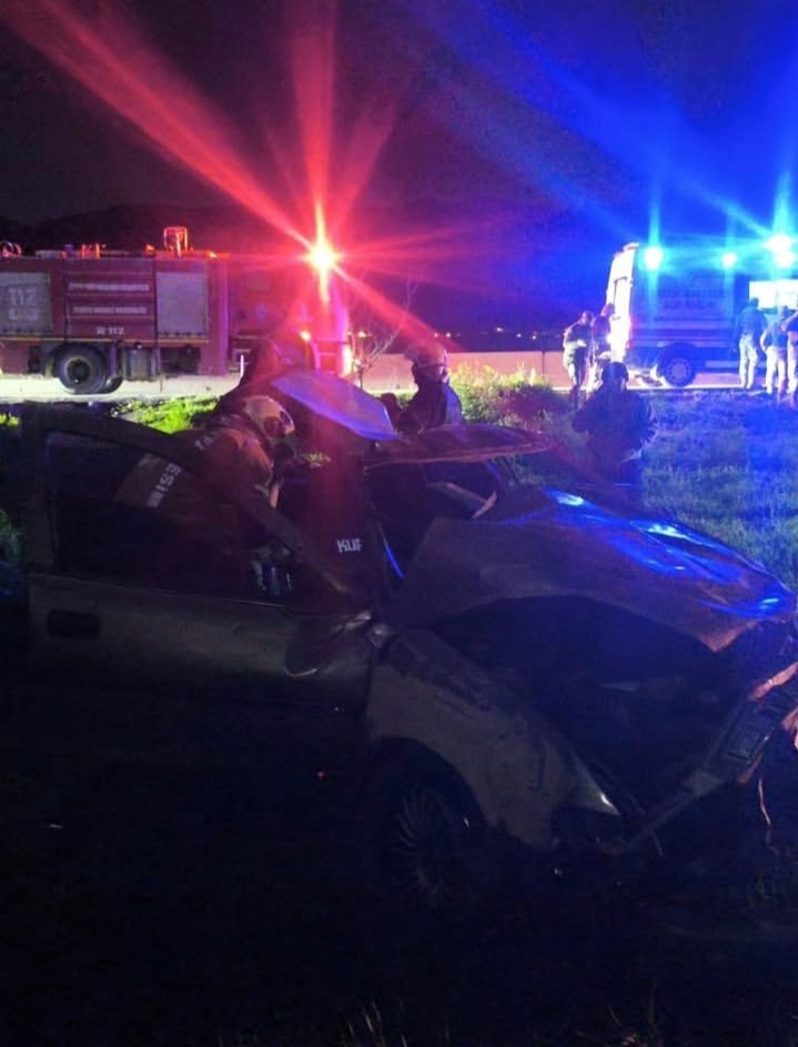 Kırıkhan’da hurdaya dönen otomobilin sürücüsü yaralandı