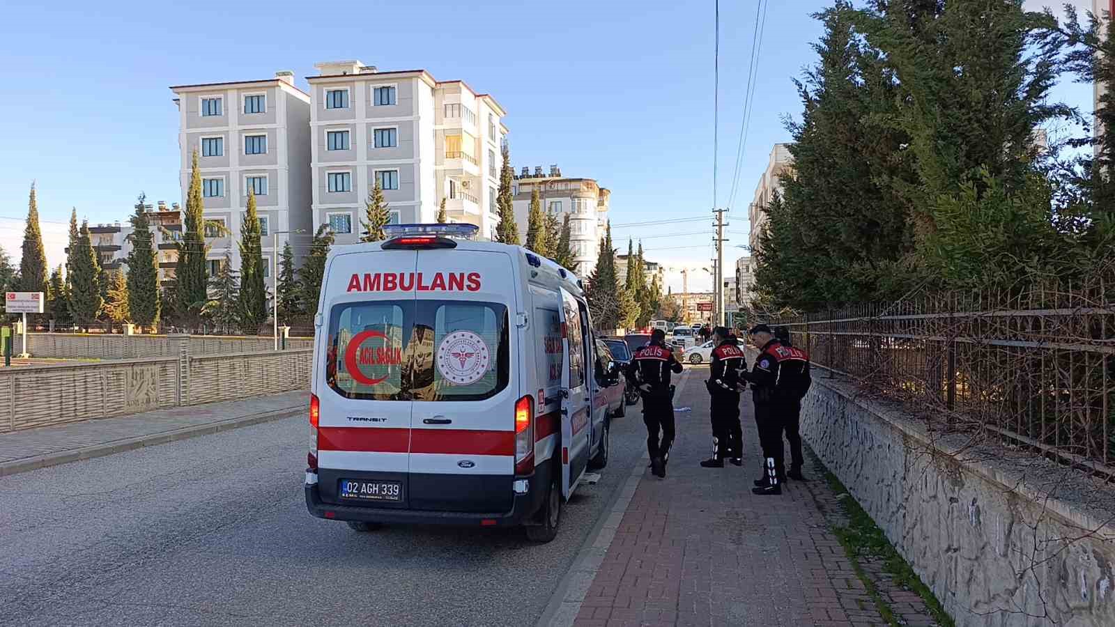 Kavga sırasında bacağına demir &ccedil;ubuk batan gen&ccedil; yaralandı
