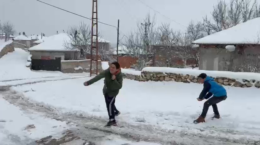 Amasya&rsquo;ya Mart ayında kış geri d&ouml;nd&uuml;, Alan k&ouml;y&uuml;nde karlı yol greyderle a&ccedil;ıldı
