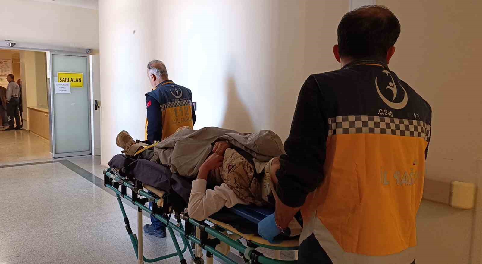 Otomobil reklam direğine &ccedil;arptı:3 yaralı
