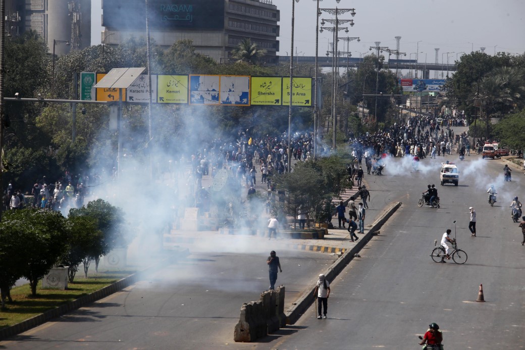 Pakistan'da ABD B&uuml;y&uuml;kel&ccedil;iliği &ouml;n&uuml;nde protesto: 8 &ouml;l&uuml;