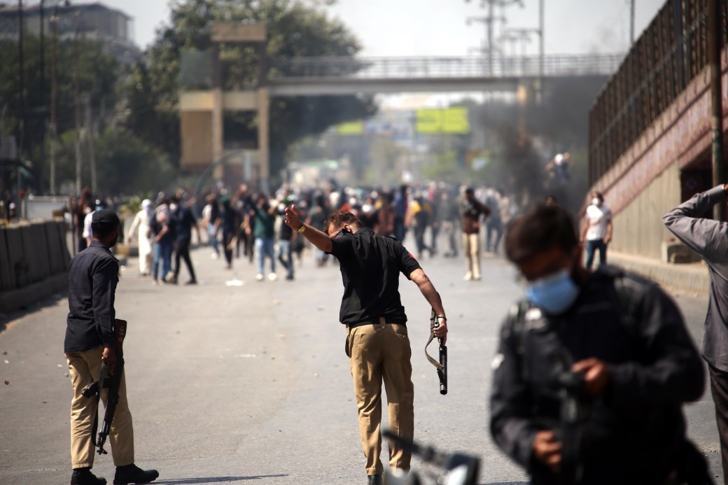 Pakistan'da ABD B&uuml;y&uuml;kel&ccedil;iliği &ouml;n&uuml;nde protesto: 8 &ouml;l&uuml;