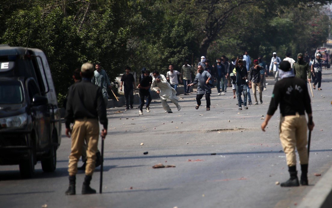 Pakistan'da ABD B&uuml;y&uuml;kel&ccedil;iliği &ouml;n&uuml;nde protesto: 8 &ouml;l&uuml;