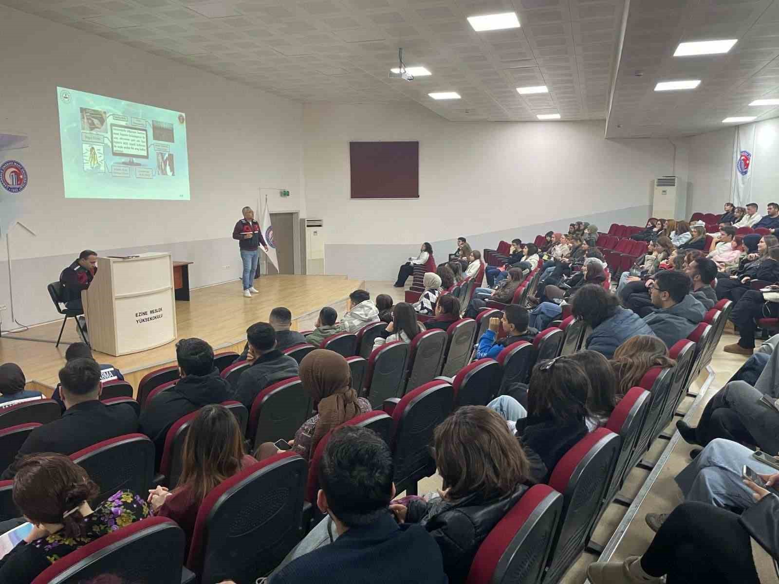 Ezine&rsquo;de jandarmadan &uuml;niversite &ouml;ğrencilerine bilgilendirme
