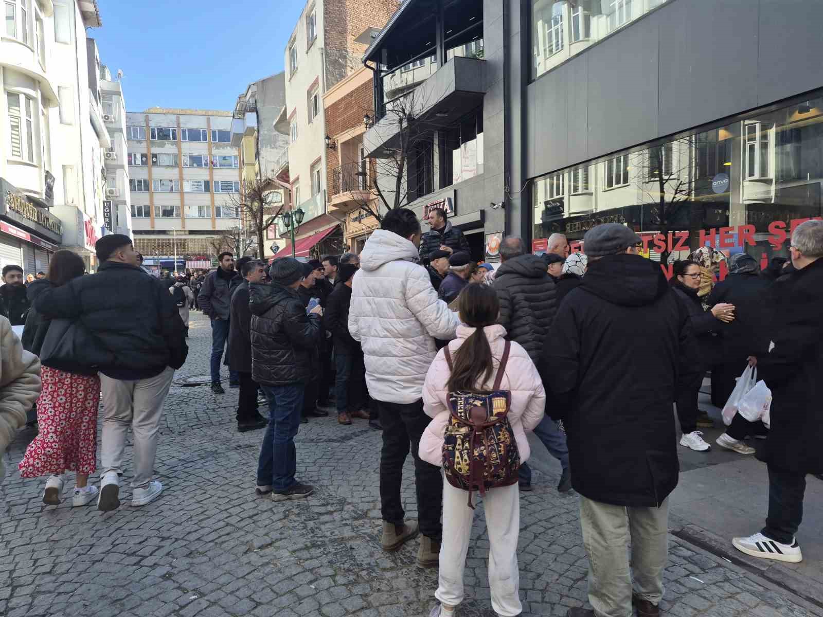 Vatandaşlar indirim i&ccedil;in metrelerce kuyruk oluşturdu
