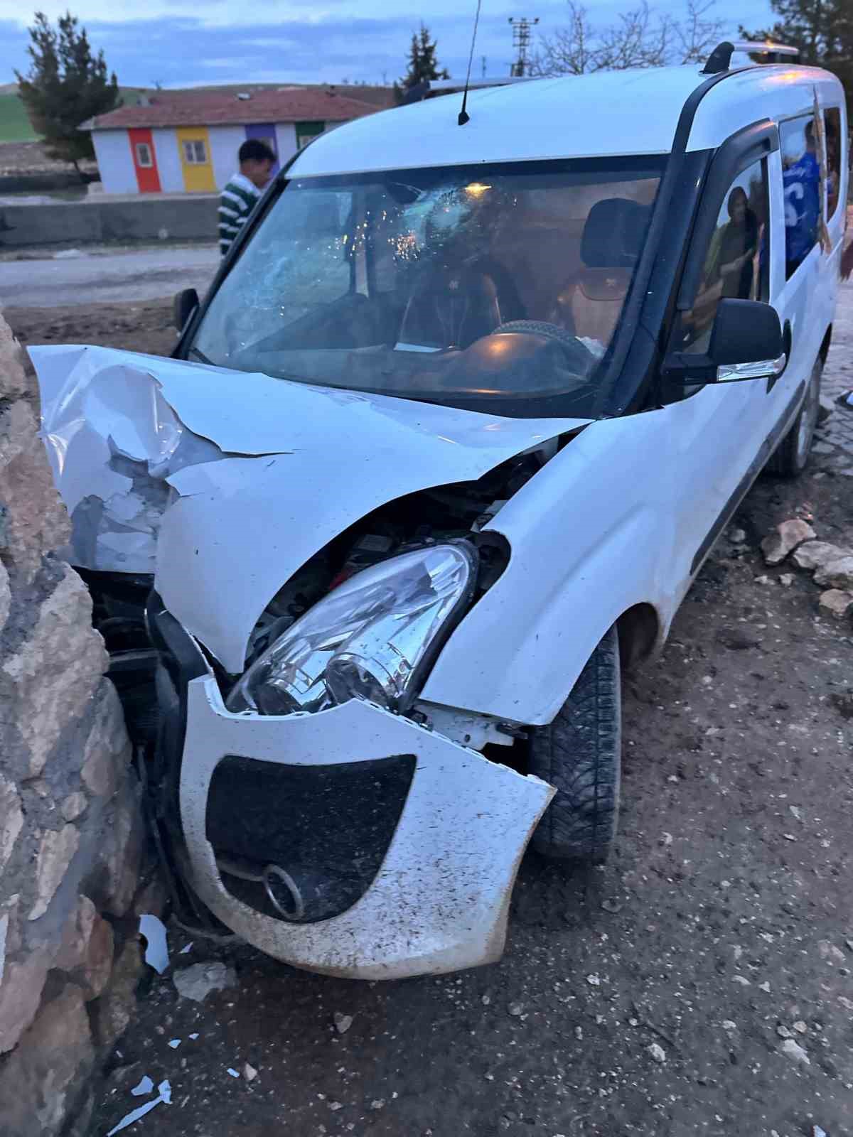 Kaza yapan yakınlarını ziyaretten d&ouml;nen &ccedil;ift kazada yaralandı
