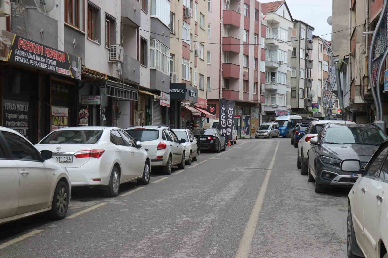 Sakarya&rsquo;da sokak arasındaki sırrı &ccedil;&ouml;z&uuml;lemeyen t&uuml;rbe merak konusu oldu
