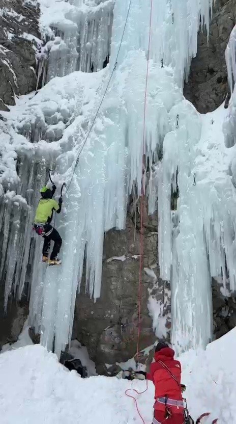 Uzundere’de buz tırmanışında ayı paniği