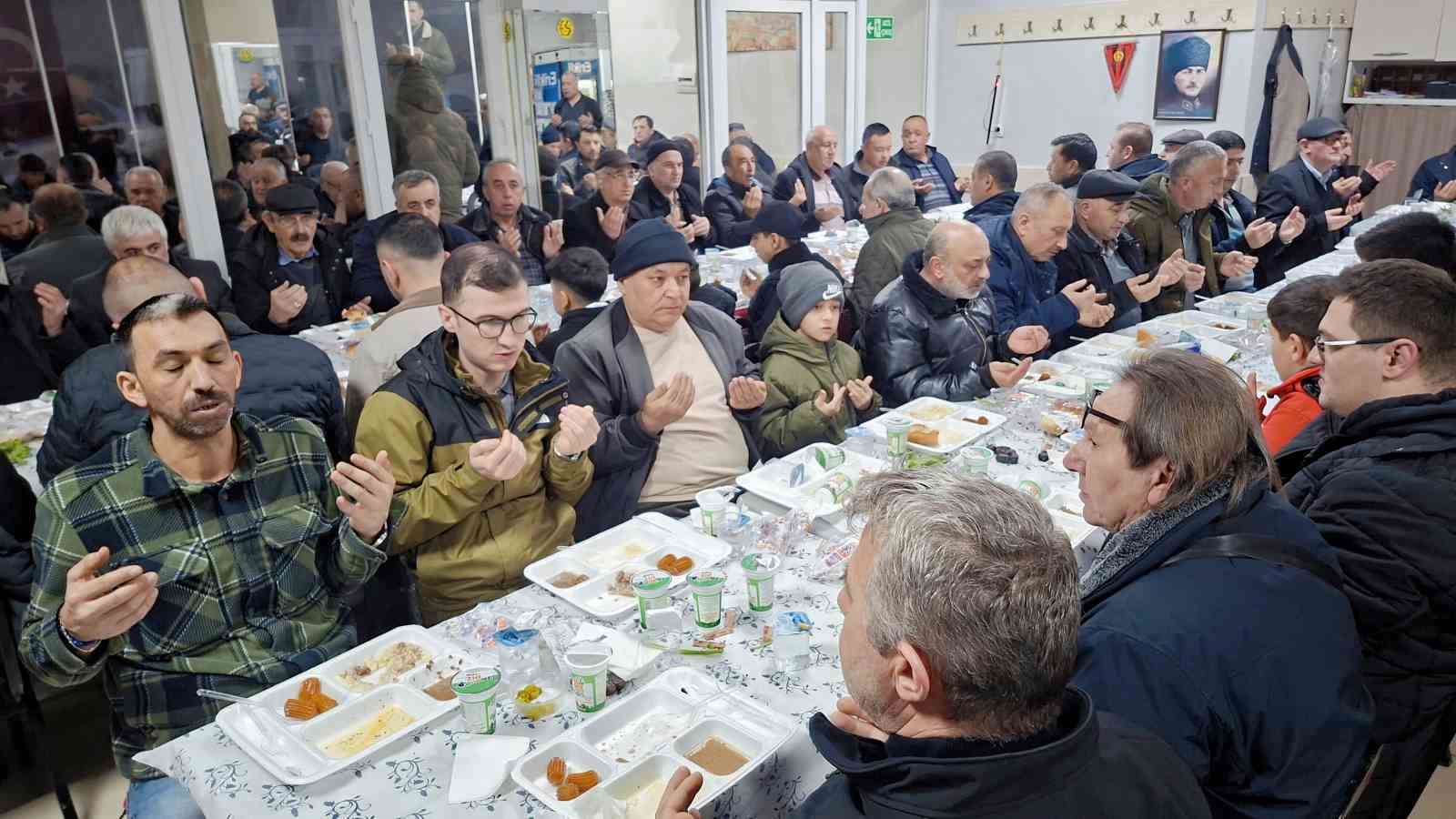 Karaören köylüleri ve misafirleri iftar yemeğinde bir araya geldi