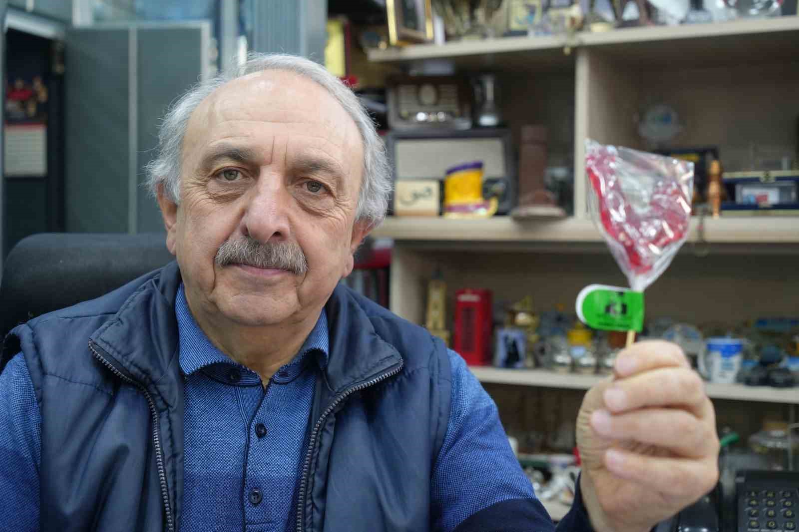 10 yıldır her Ramazan&rsquo;da iftarlık olarak horoz şekeri dağıtıyor
