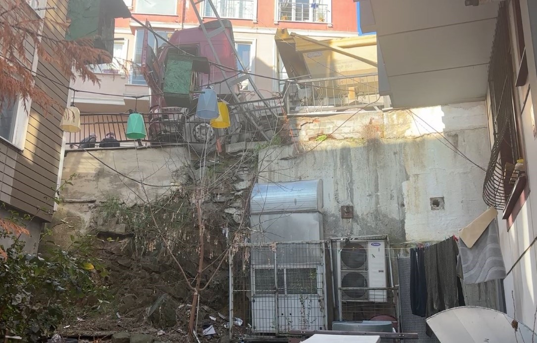 Kağıthane’de kayan hafriyat kamyonunu durdurmaya çalışırken aşağı düşen şoför hayatını kaybetti