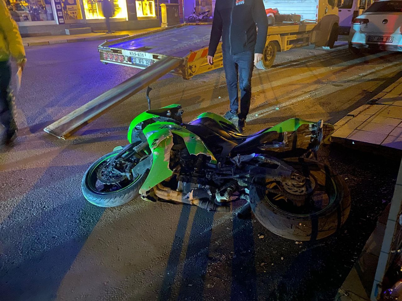 Isparta&rsquo;da aydınlatma direğine &ccedil;arpan motosikletteki 2 kişi yaralandı
