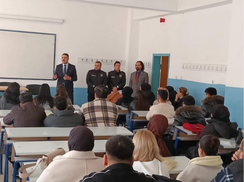 &Uuml;niversite &ouml;ğrencilerine "IBAN vermek su&ccedil;" uyarısı
