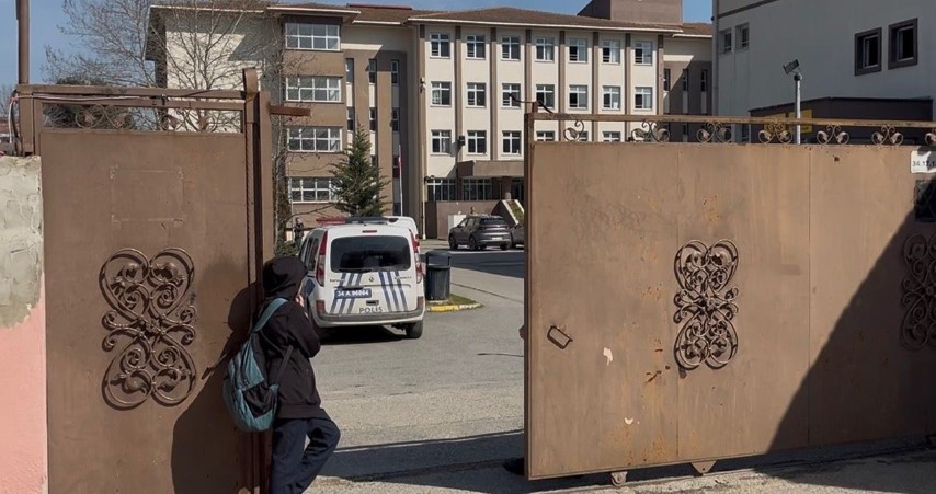 &Ccedil;ekmek&ouml;y&rsquo;de lisede bı&ccedil;aklı saldırı: 1 &ouml;ğrenci, 2 &ouml;ğretmen ve arkadaşını bı&ccedil;akladı