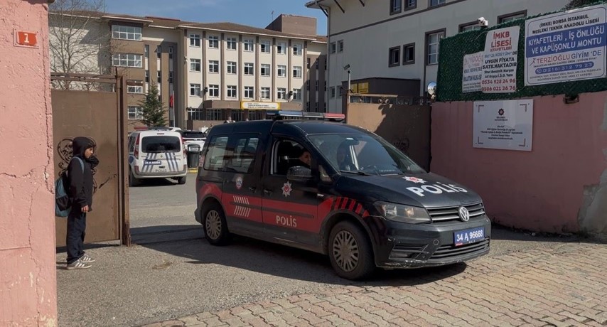 &Ccedil;ekmek&ouml;y&rsquo;de lisede bı&ccedil;aklı saldırı: 1 &ouml;ğrenci, 2 &ouml;ğretmen ve arkadaşını bı&ccedil;akladı
