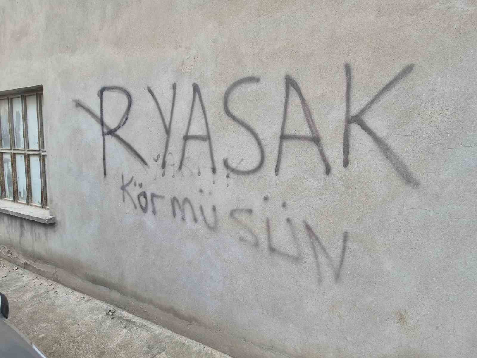 "Park yasak, k&ouml;r m&uuml;s&uuml;n" yazısı da işe yaramadı
