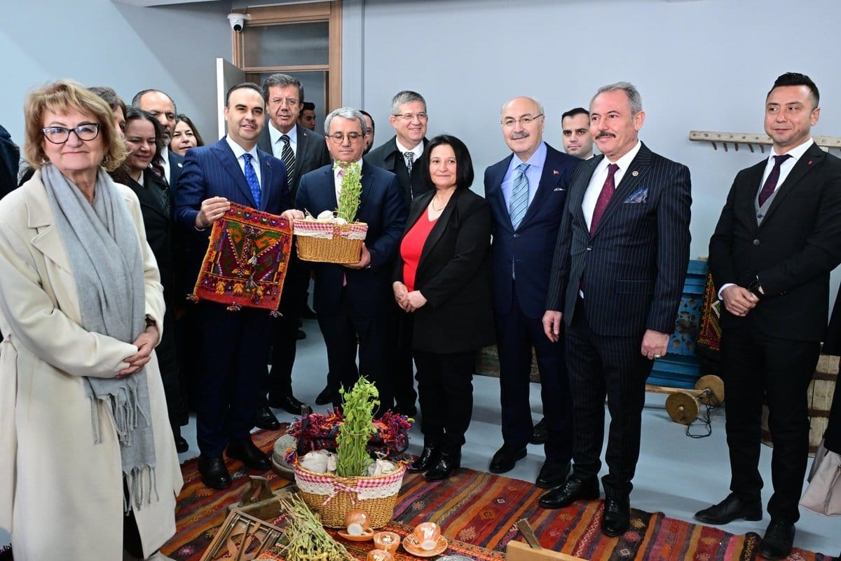 Bakan Kacır: "Dijital merkez, Denizli&rsquo;nin &uuml;retim g&uuml;c&uuml;n&uuml; k&uuml;resel ticaretle entegre edecek &ouml;nemli bir adım"
