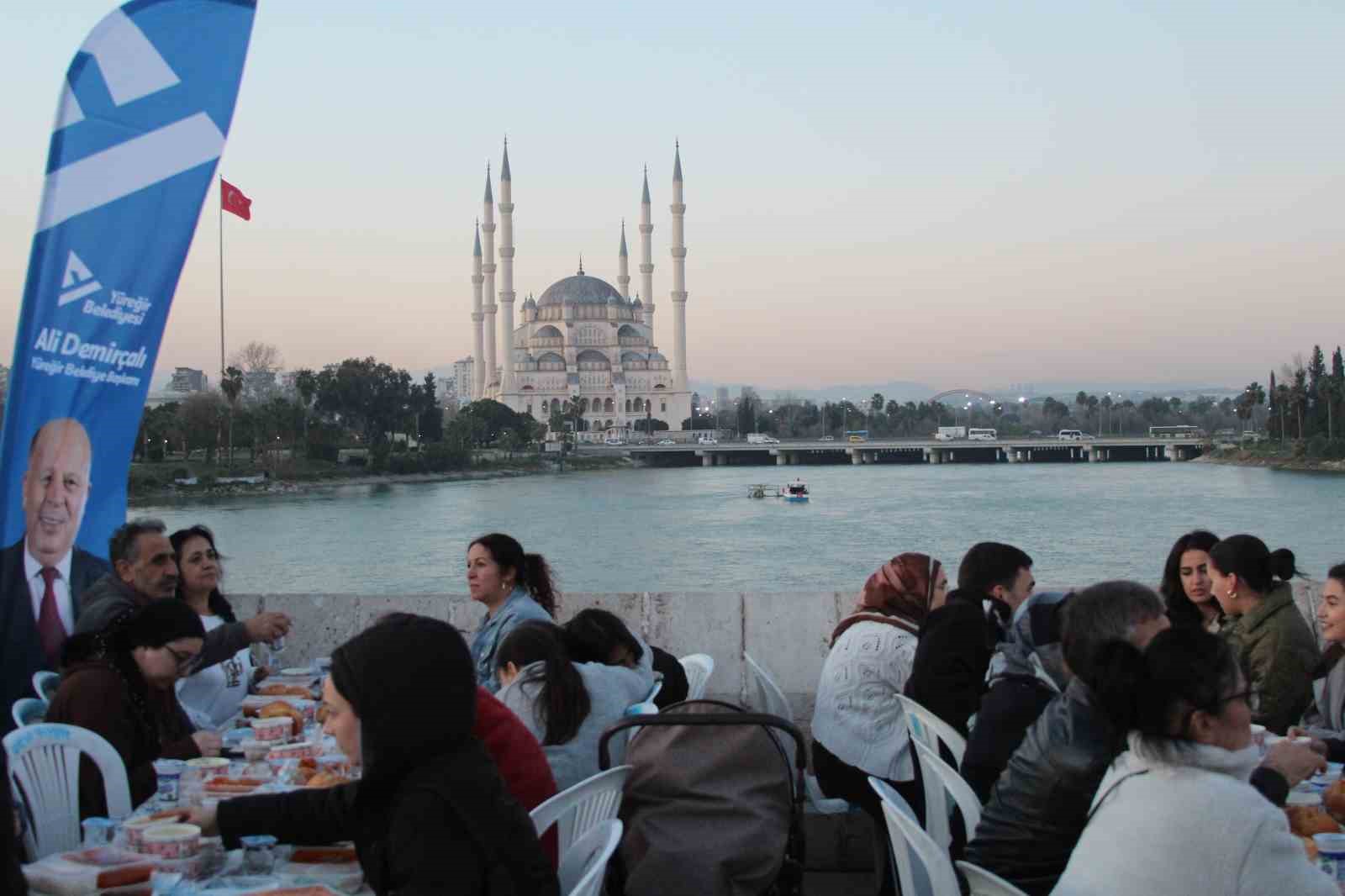 Y&uuml;reğir Belediyesi tarihi Taşk&ouml;pr&uuml;&rsquo;de halk iftarı d&uuml;zenledi
