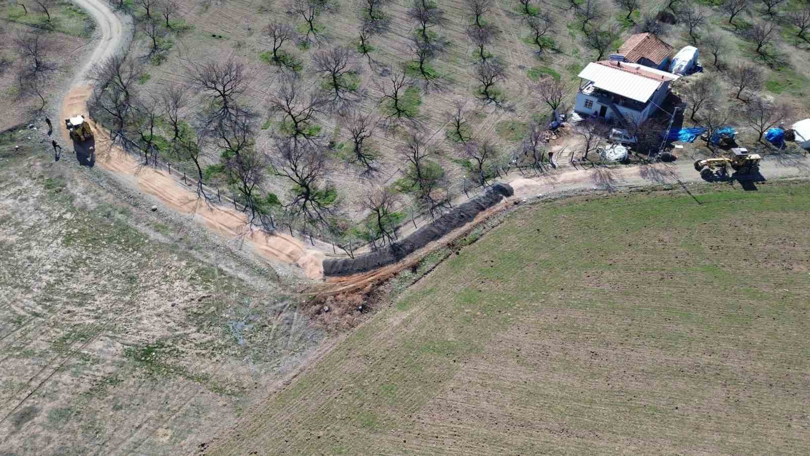 Battalgazi&rsquo;de kırsal mahallelerde yol &ccedil;alışmaları s&uuml;r&uuml;yor
