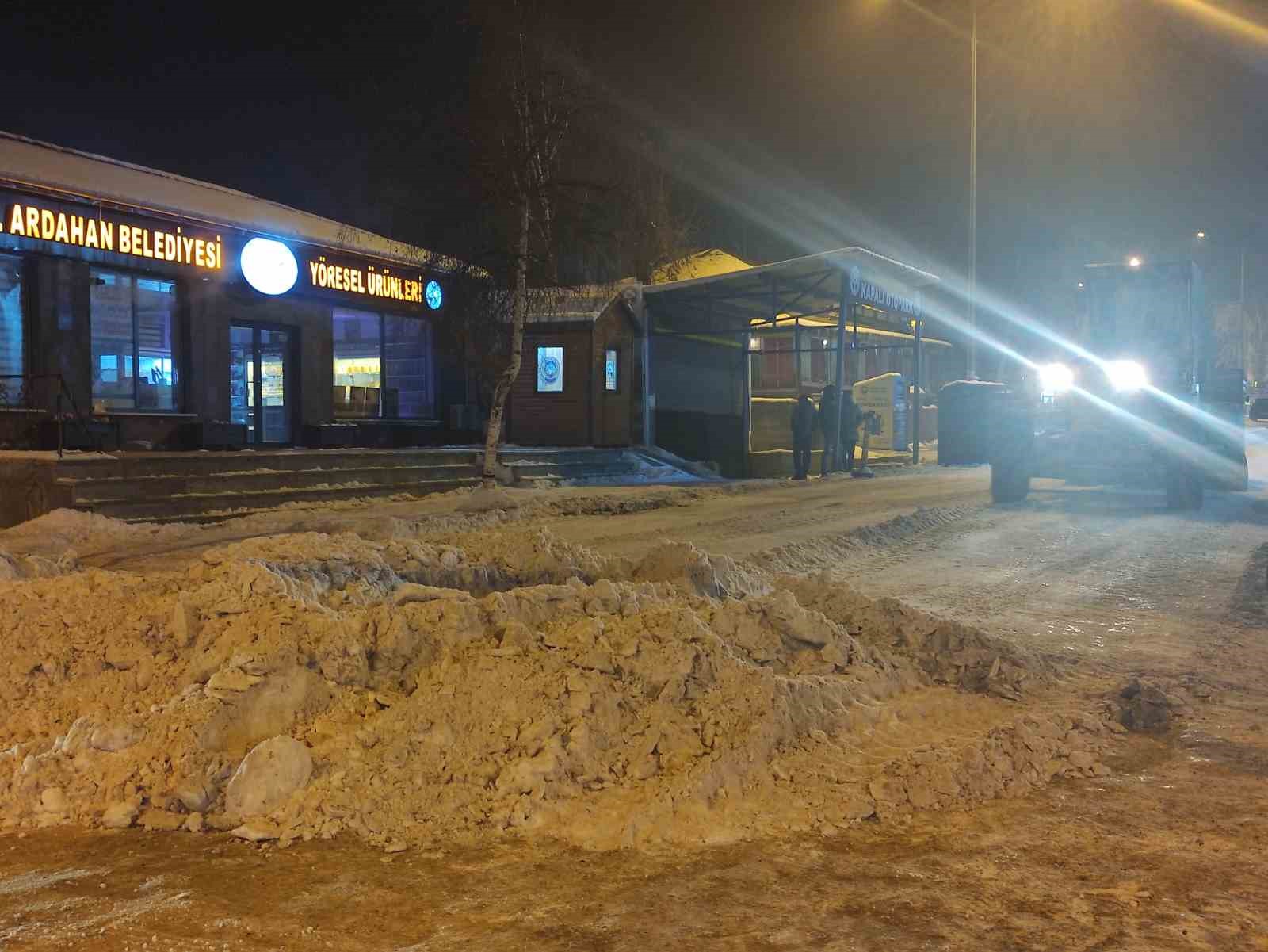 Ardahan Belediyesi karla m&uuml;cadelesini s&uuml;rd&uuml;r&uuml;yor
