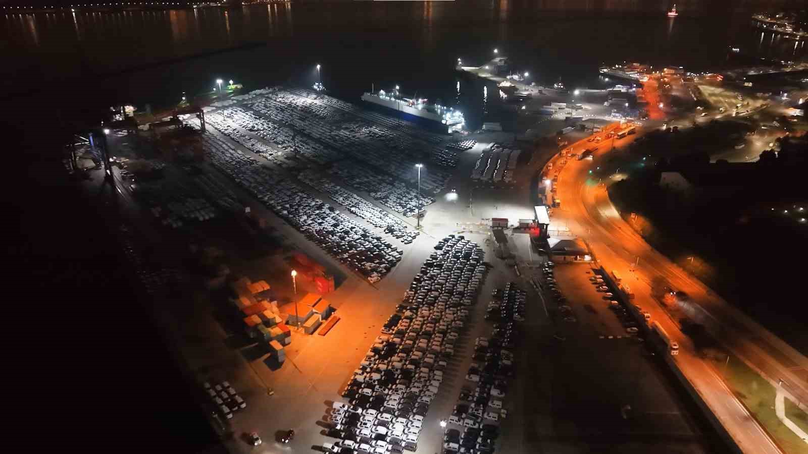 Haydarpaşa Limanı&rsquo;nda gece mesaisi: 2026 model ara&ccedil;lar limana indirildi
