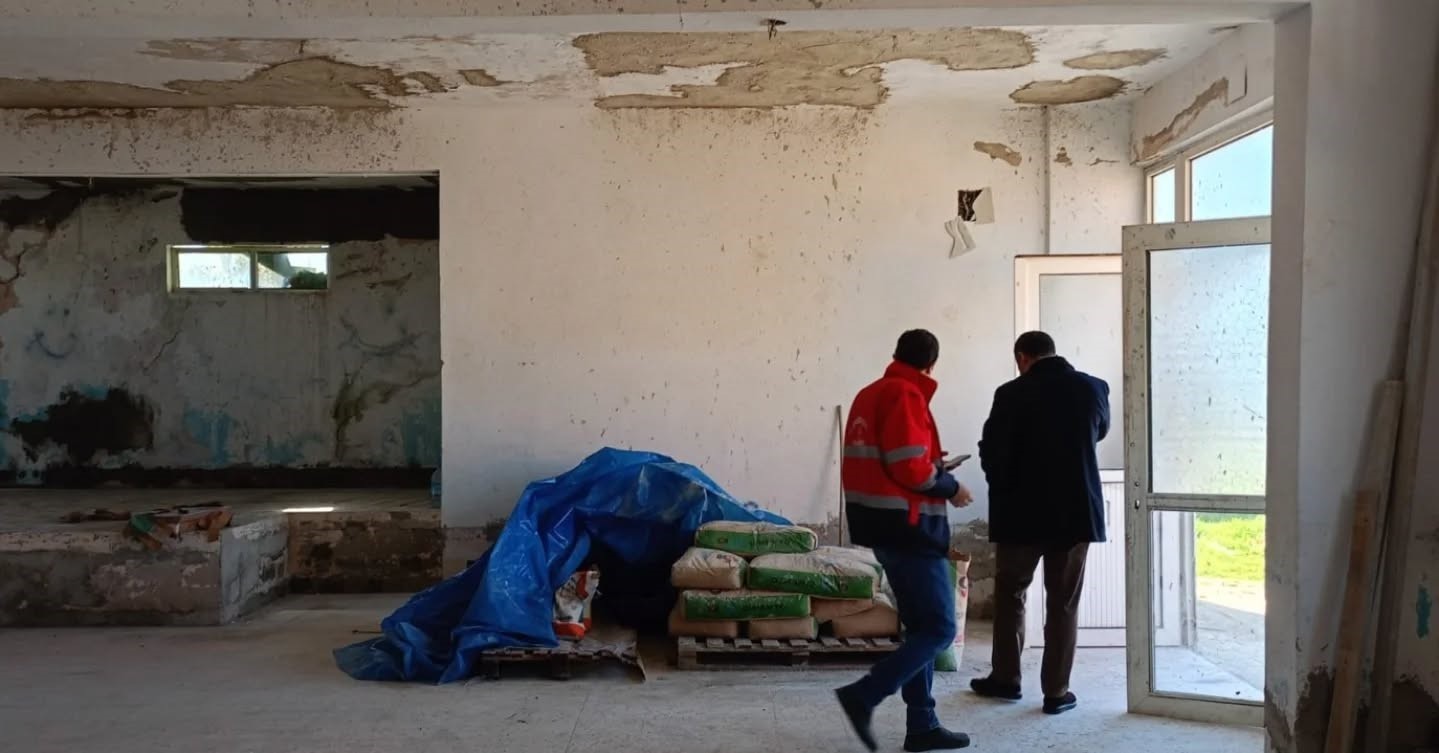 Germencik&rsquo;te d&uuml;ğ&uuml;n salonları ve okul &ouml;n&uuml;nde bakım &ccedil;alışması s&uuml;r&uuml;yor
