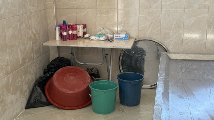 Adana&rsquo;da ilgin&ccedil; hırsızlık: Gasilhaneden kefen &ccedil;aldılar