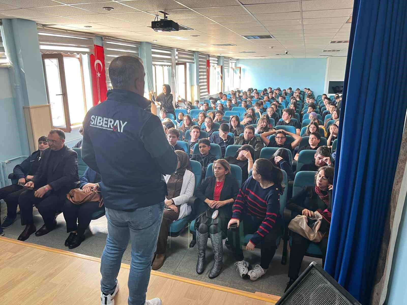 Siber polisi öğrencileri sanal dünyadaki risk ve tehditler hakkında bilgilendiriyor