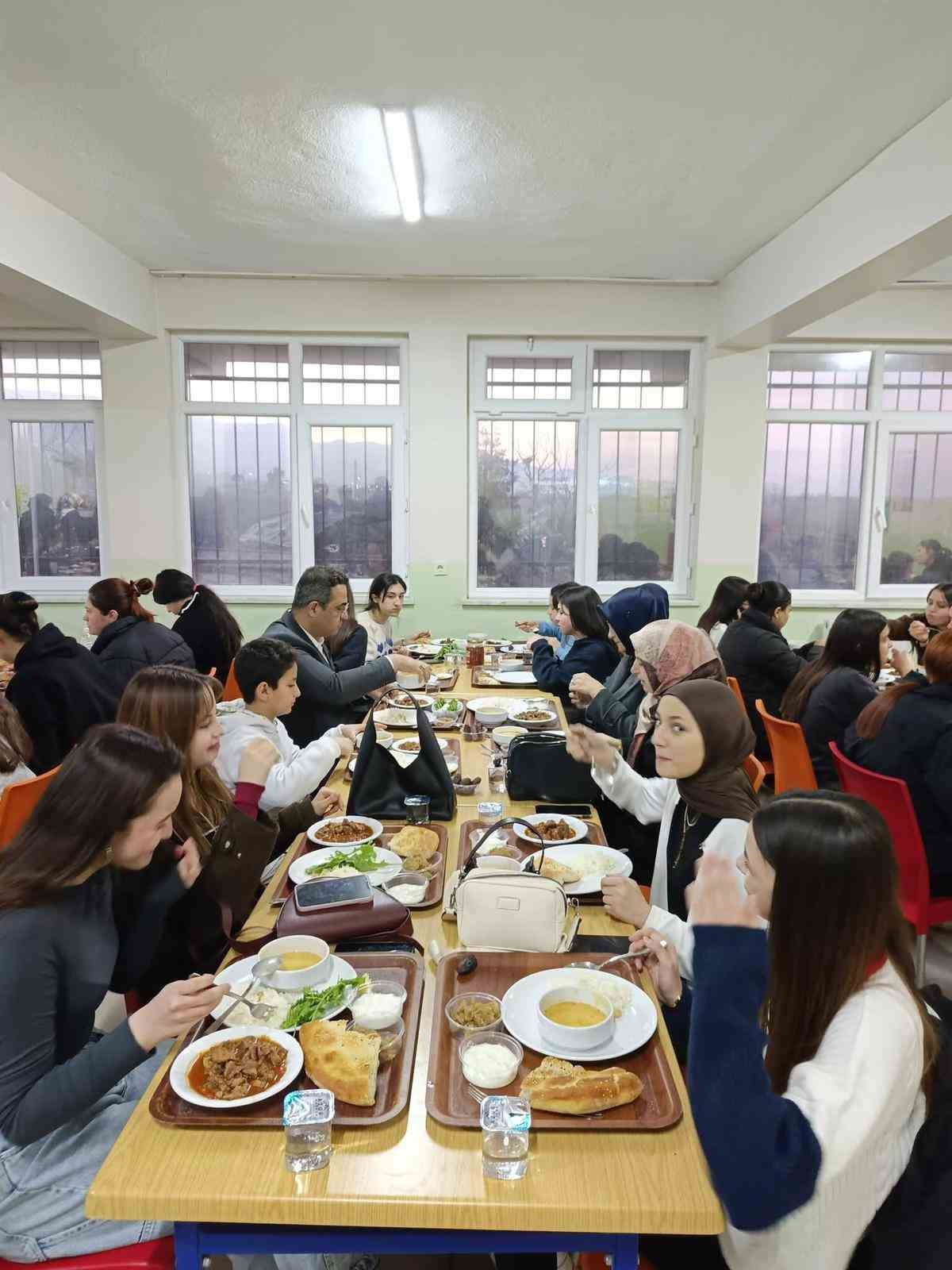 Kaymakam Dalak &ouml;ğrencilerle aynı sofrada iftar a&ccedil;tı
