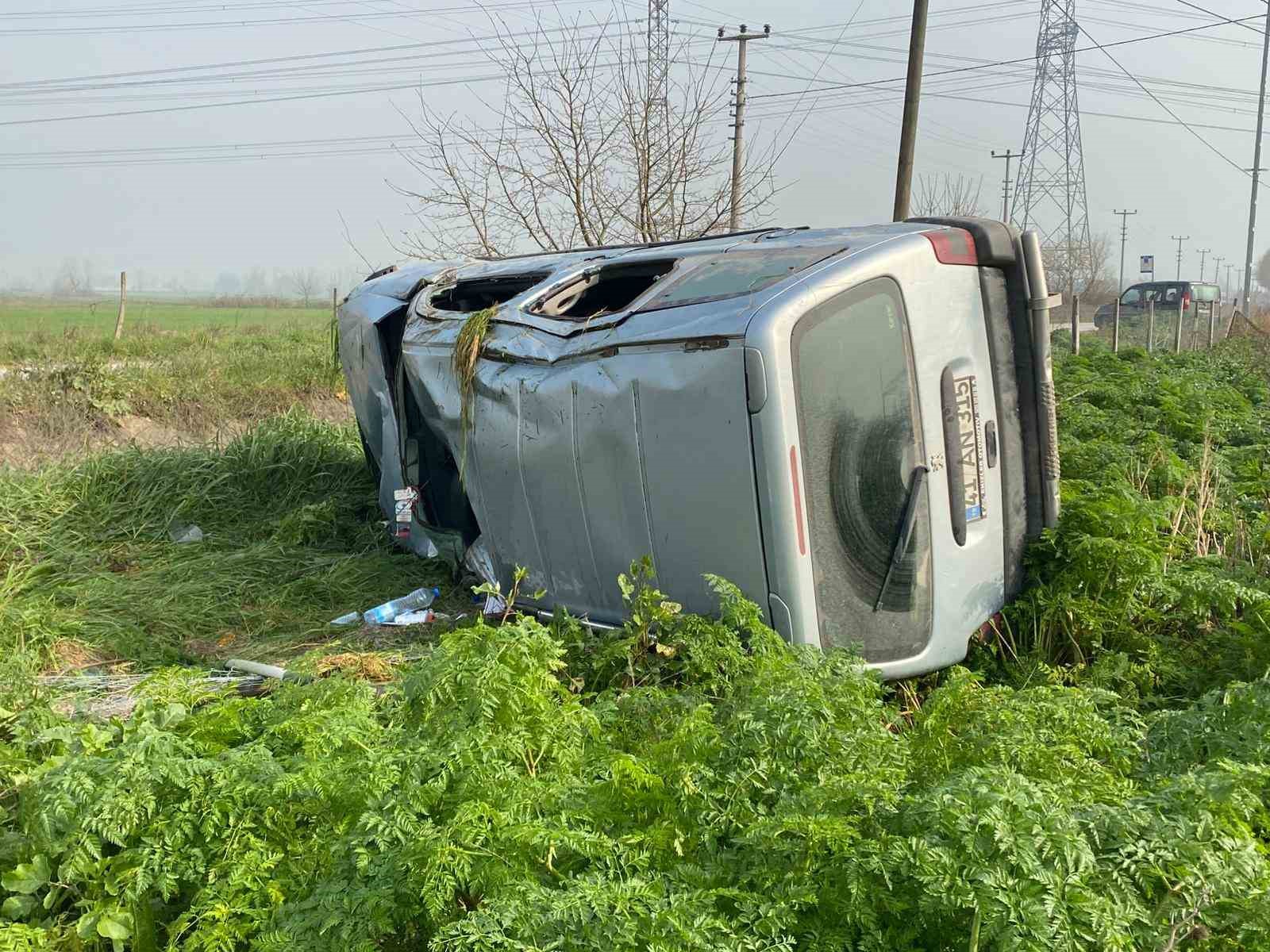 Kontrolden &ccedil;ıkan hafif ticari ara&ccedil; takla attı, s&uuml;r&uuml;c&uuml; yaralandı
