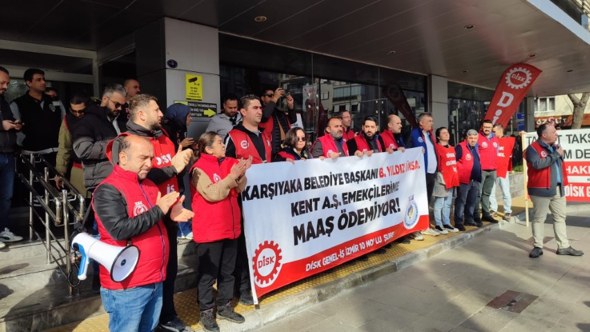 Karşıyaka&rsquo;da 7 aydır maaş alamayan iş&ccedil;iler belediye kapısında