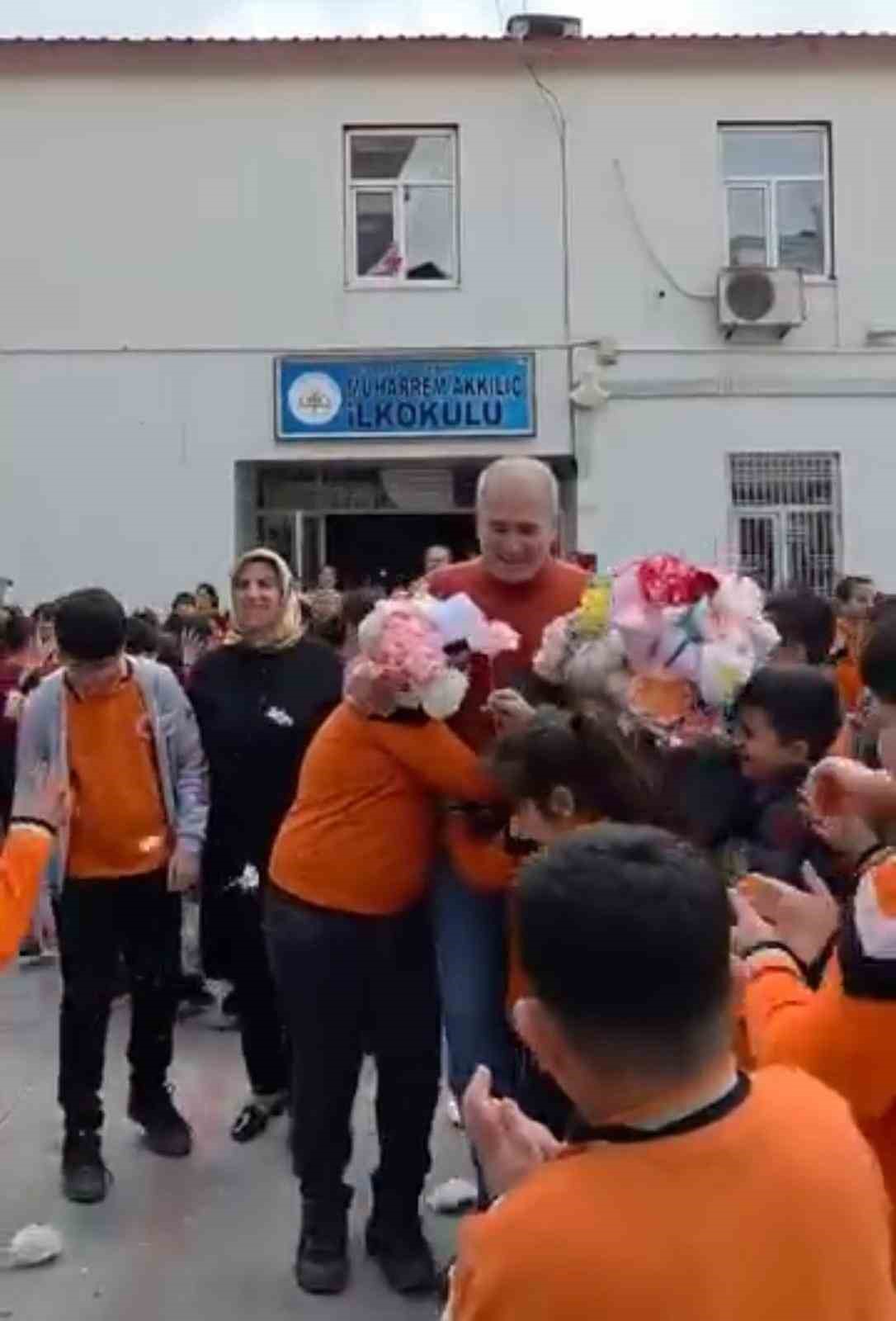 40 yıllık &ouml;ğretmenlik hayatını g&uuml;llerle uğurlanarak noktaladı
