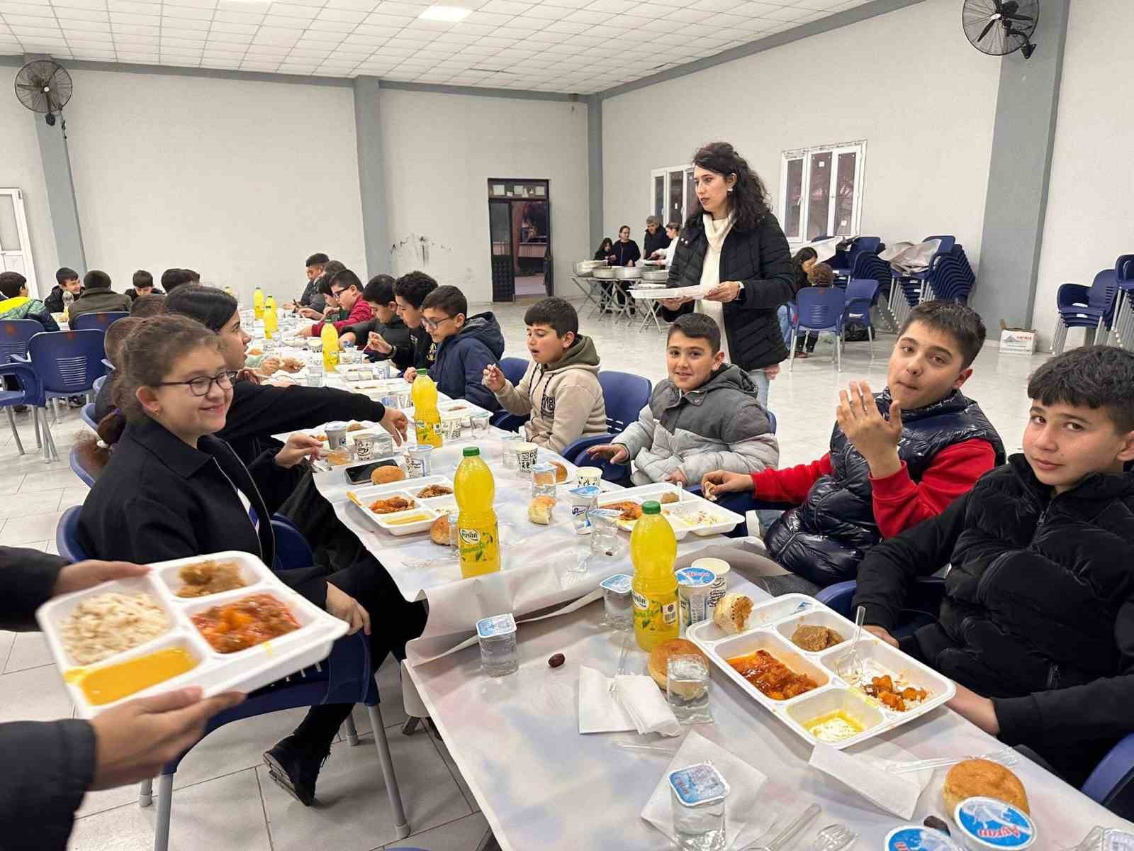 T&uuml;m okul iftar sofrasında buluştu
