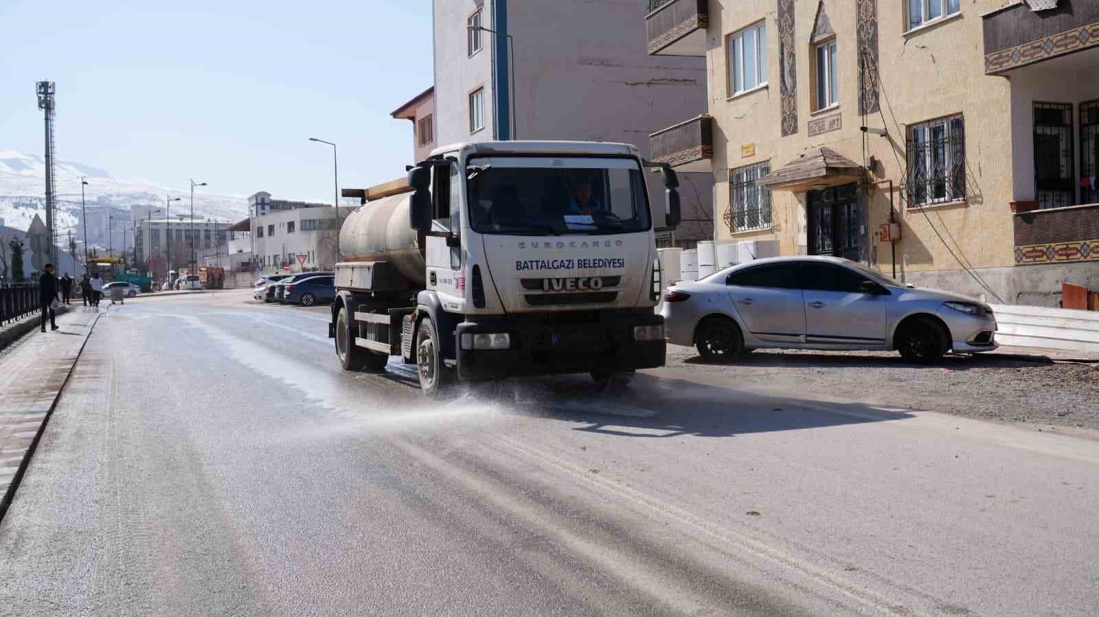 Battalgazi’de Derme Deresi çevresinde temizlik ve yıkama çalışması
