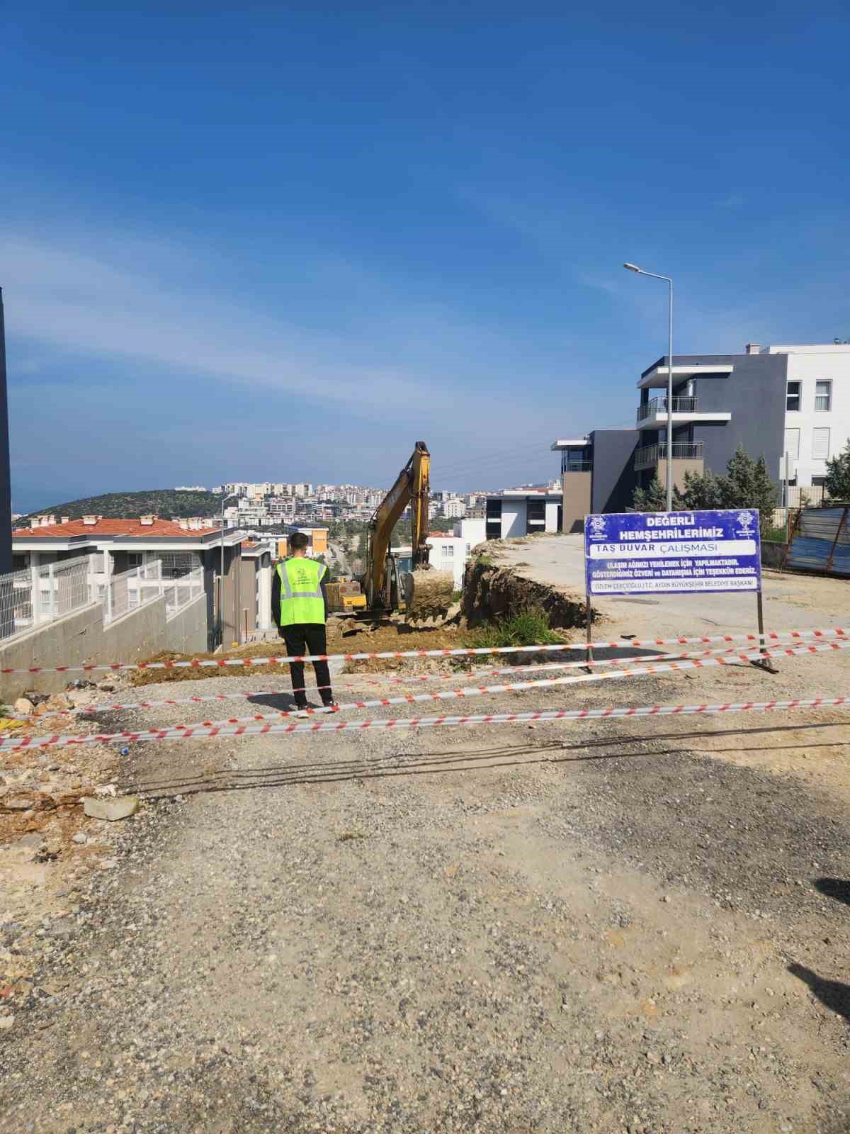 Kuşadası’nda yol yapım çalışmaları sürüyor