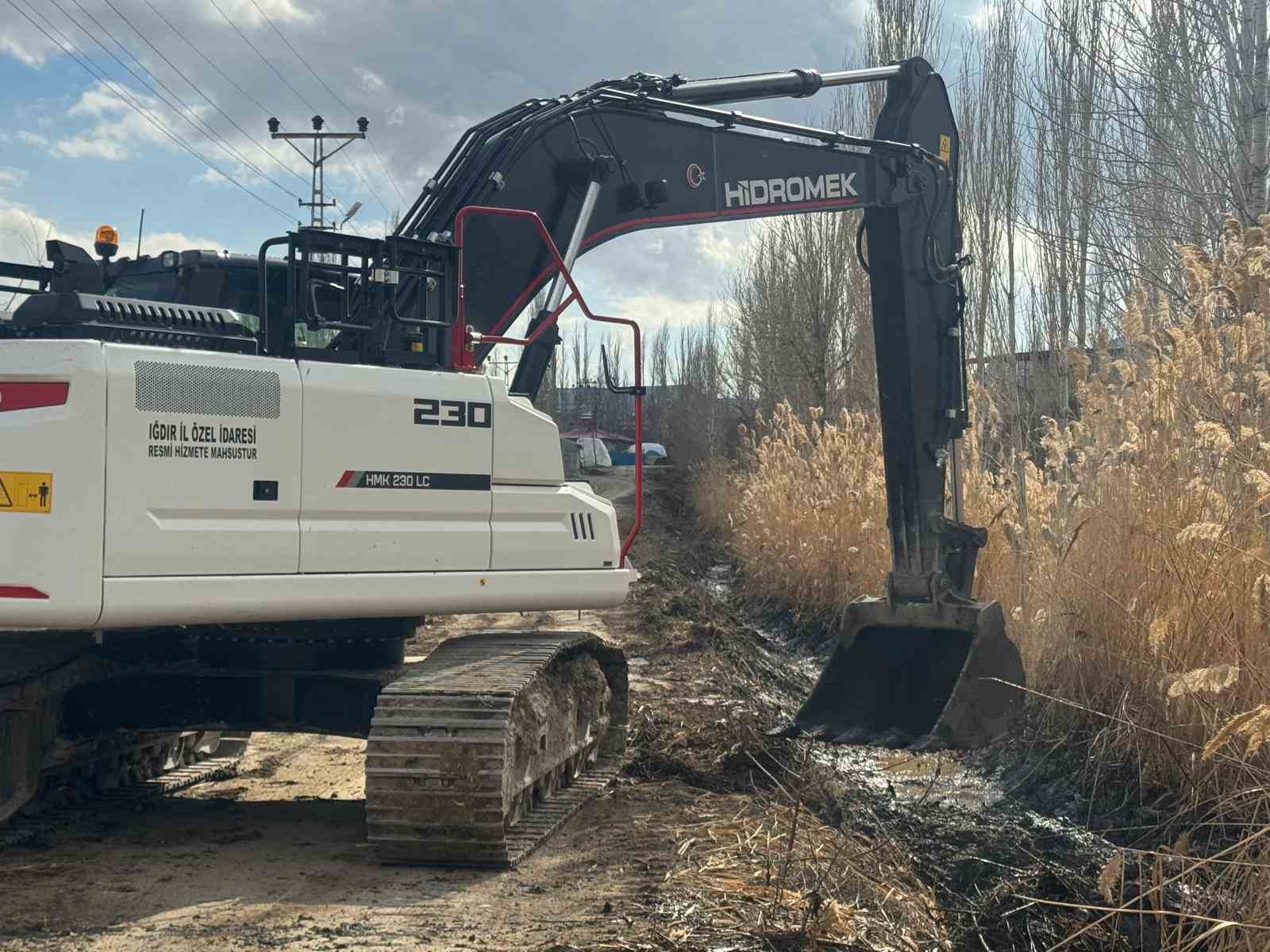 Tuzluca’da 10 kilometrelik sulama hattı temizleniyor