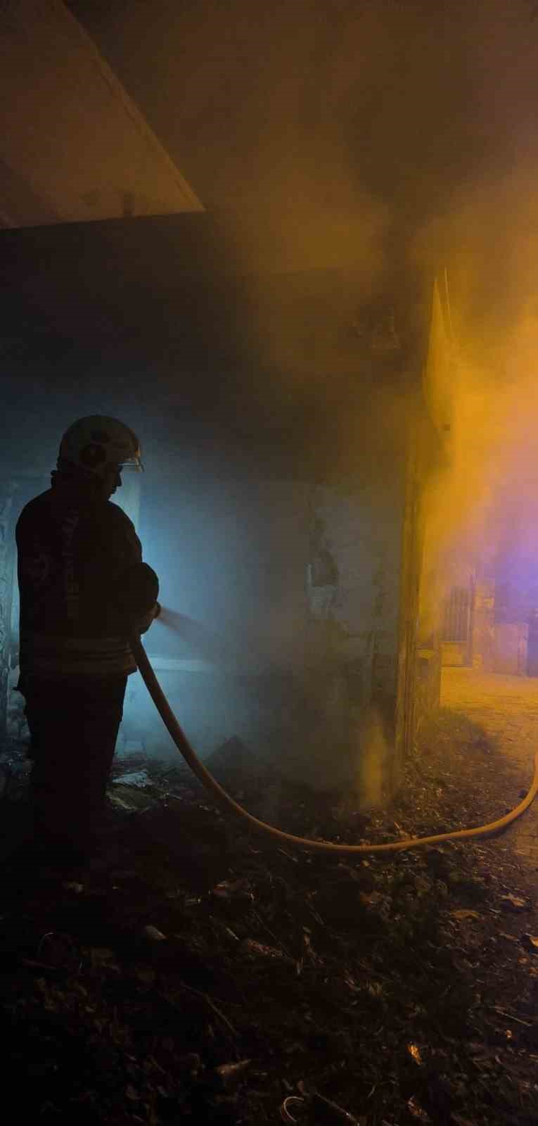 Samandağ&rsquo;da metruk ev yangını
