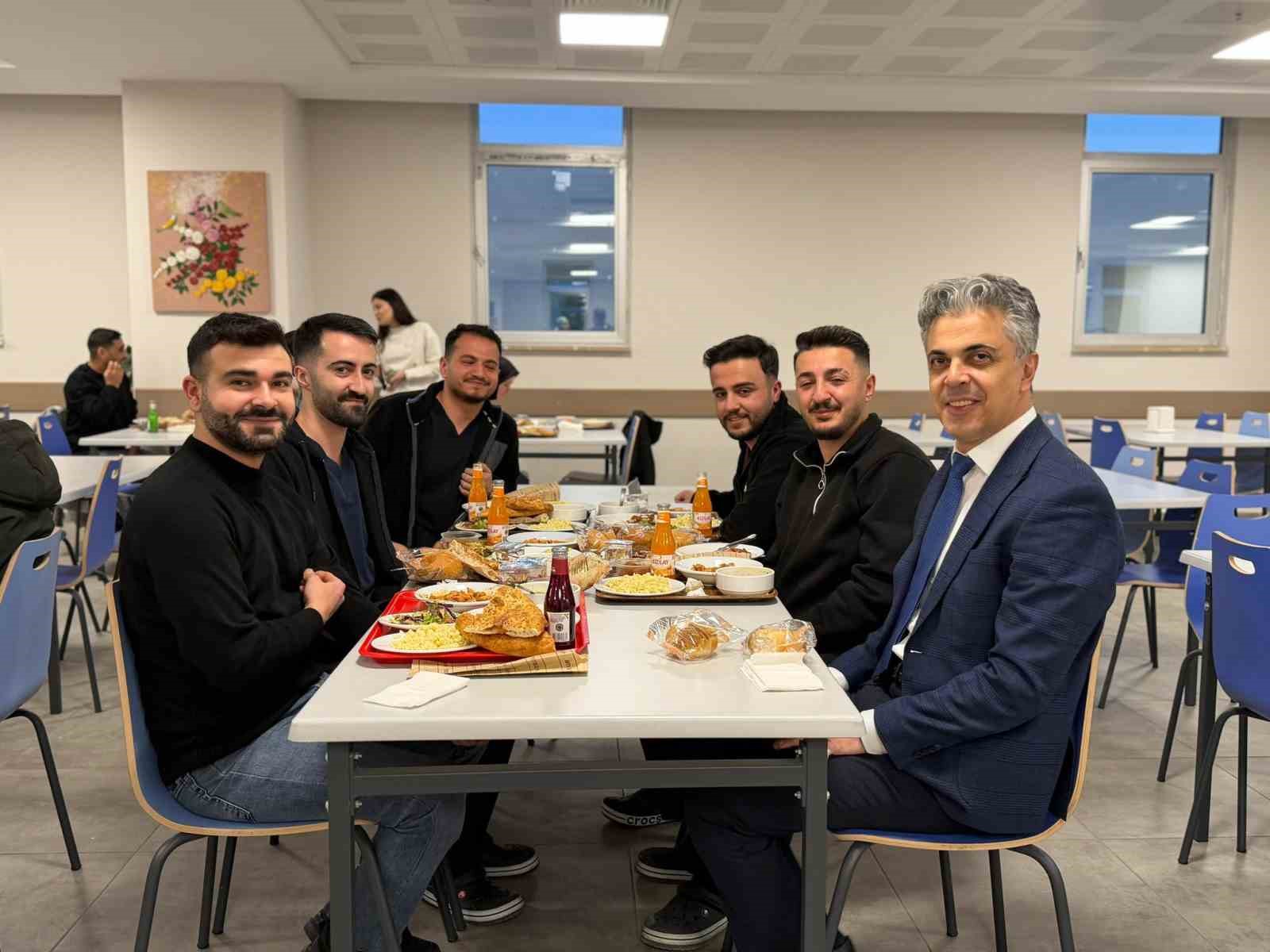 Meng&uuml;cek Gazi Hastanesi&rsquo;nde iftar programı d&uuml;zenlendi

