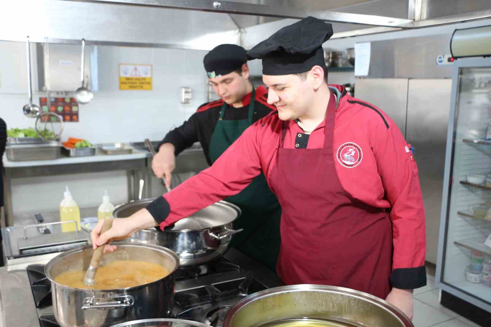 İftar hazırlığı yapamayan muhta&ccedil; ailelerin iftarı lise &ouml;ğrencilerinden
