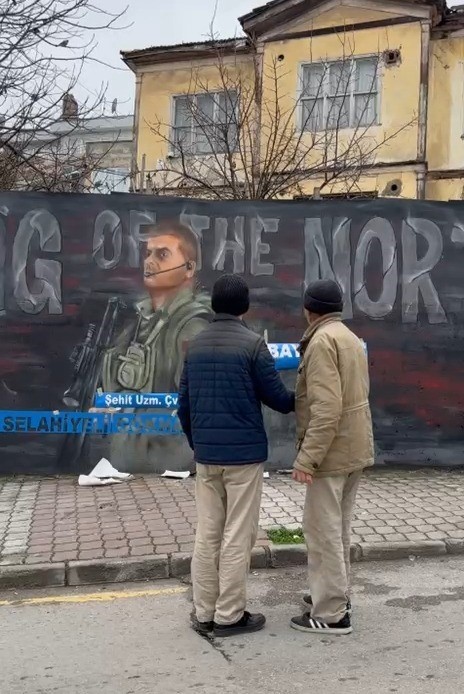 Şehidin resmini grafiti yapan gence Başkan Doğan&rsquo;dan hediye
