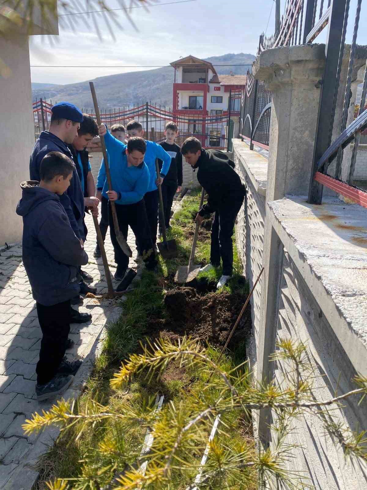 &Ouml;ğrenciler jandarma karakolunu ziyaret ederek fidan dikti
