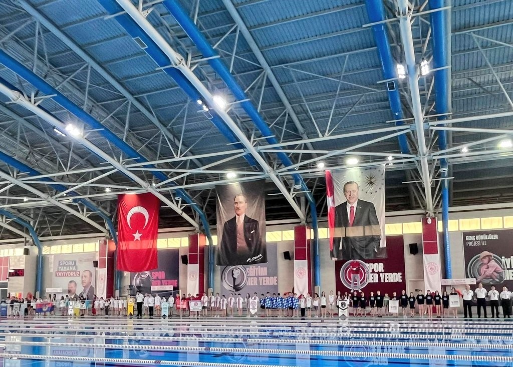 Eskişehir&rsquo;de y&uuml;zme m&uuml;sabakaları başladı
