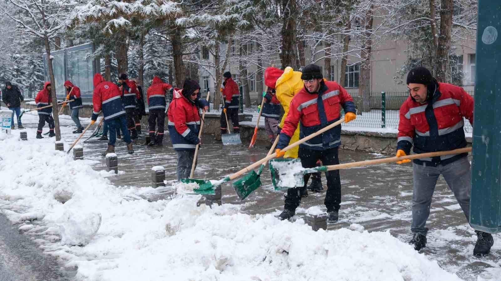Erzincan’da karla mücadele çalışmaları sürüyor