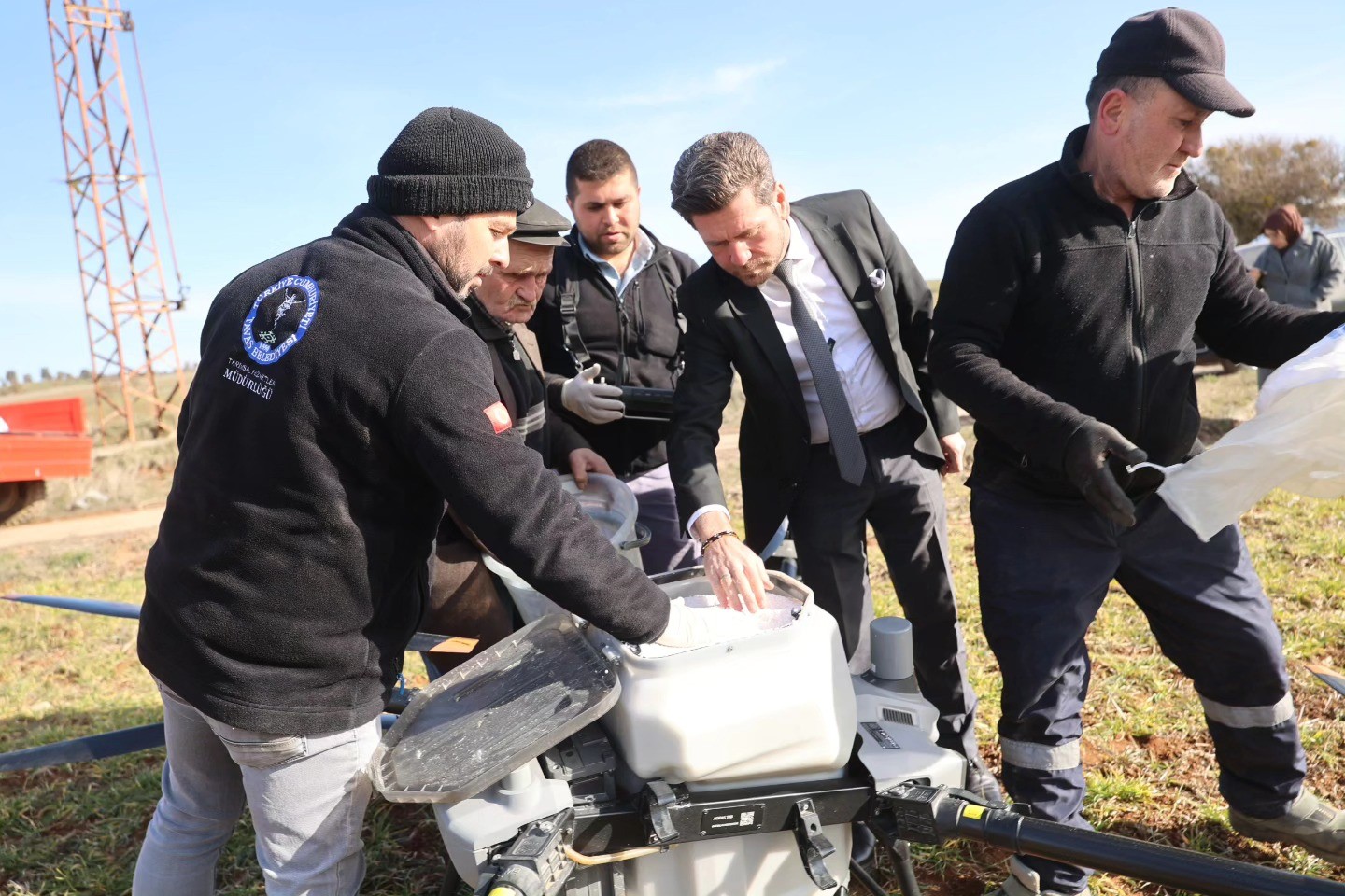 Tavas Belediyesinden &ccedil;ift&ccedil;iye dronlu g&uuml;breleme desteği
